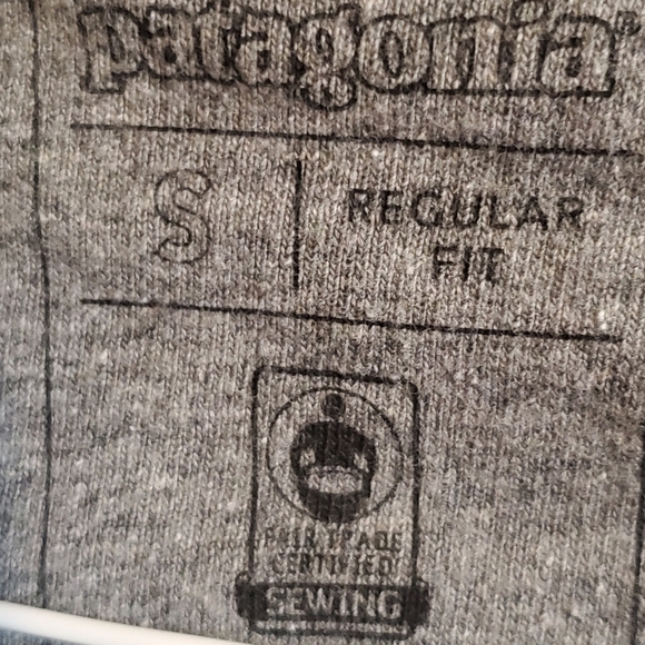 Patagonia Heather Gray Long Sleeve with Mountain Graphic. Sz Small. Regular Fit - Picture 6 of 8